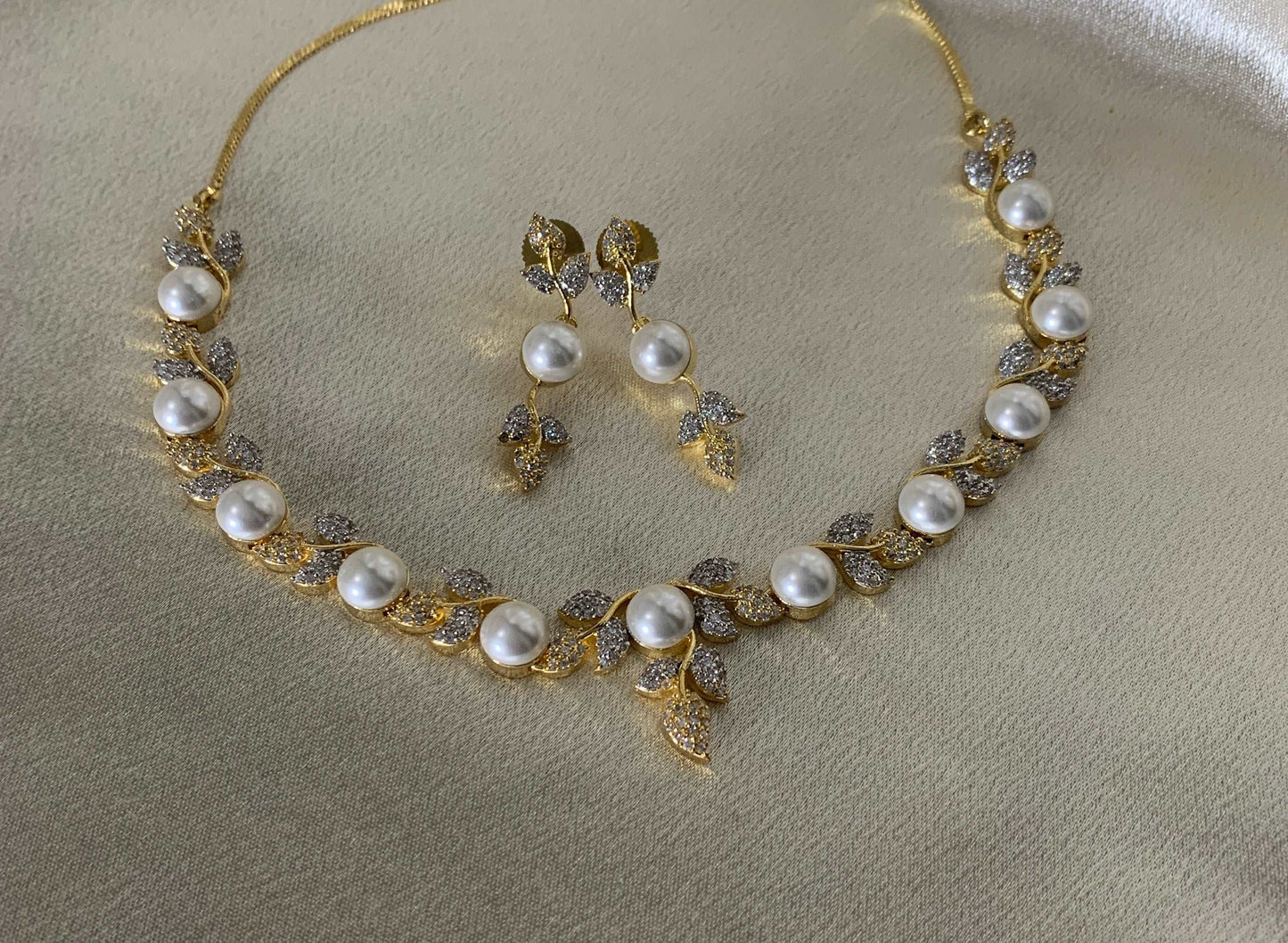 White and gold Pearl Necklace | Dangle Earrings